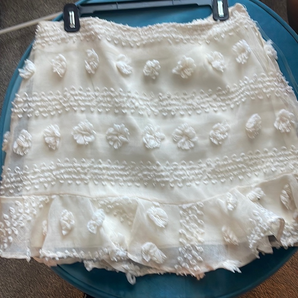Adorable ivory skirt
